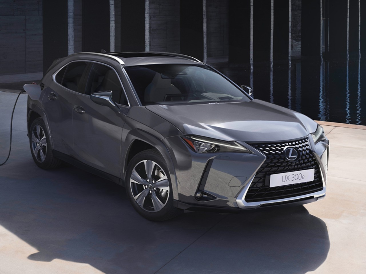 Lexus UX 300e включен за зареждане