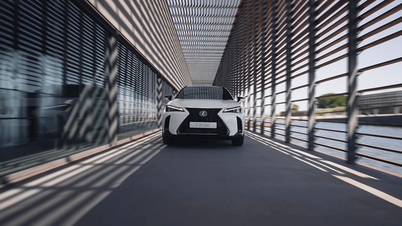 Изглед отпред на Lexus UX