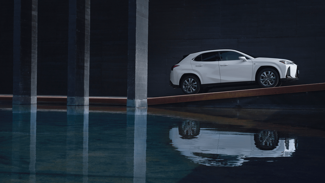 Lexus UX се изкачва по рампа близо до отразяващ басейн