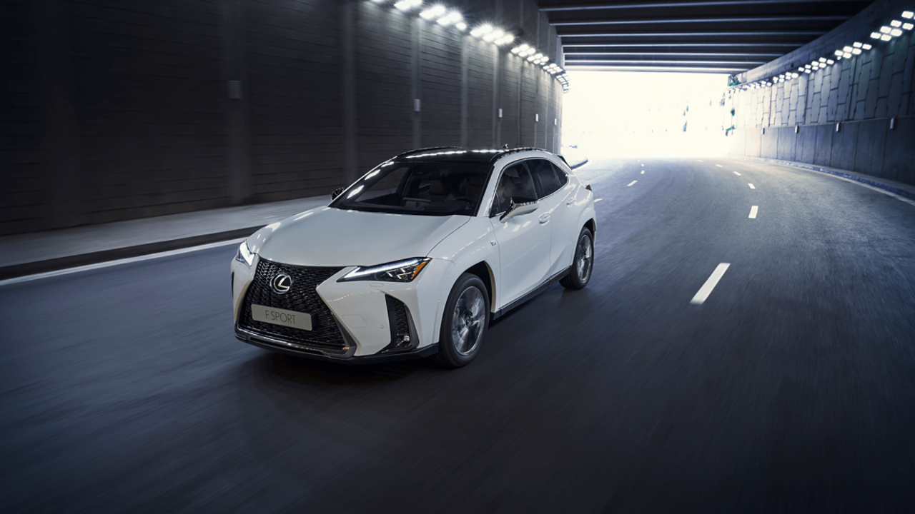 Lexus UX се движи през тунел