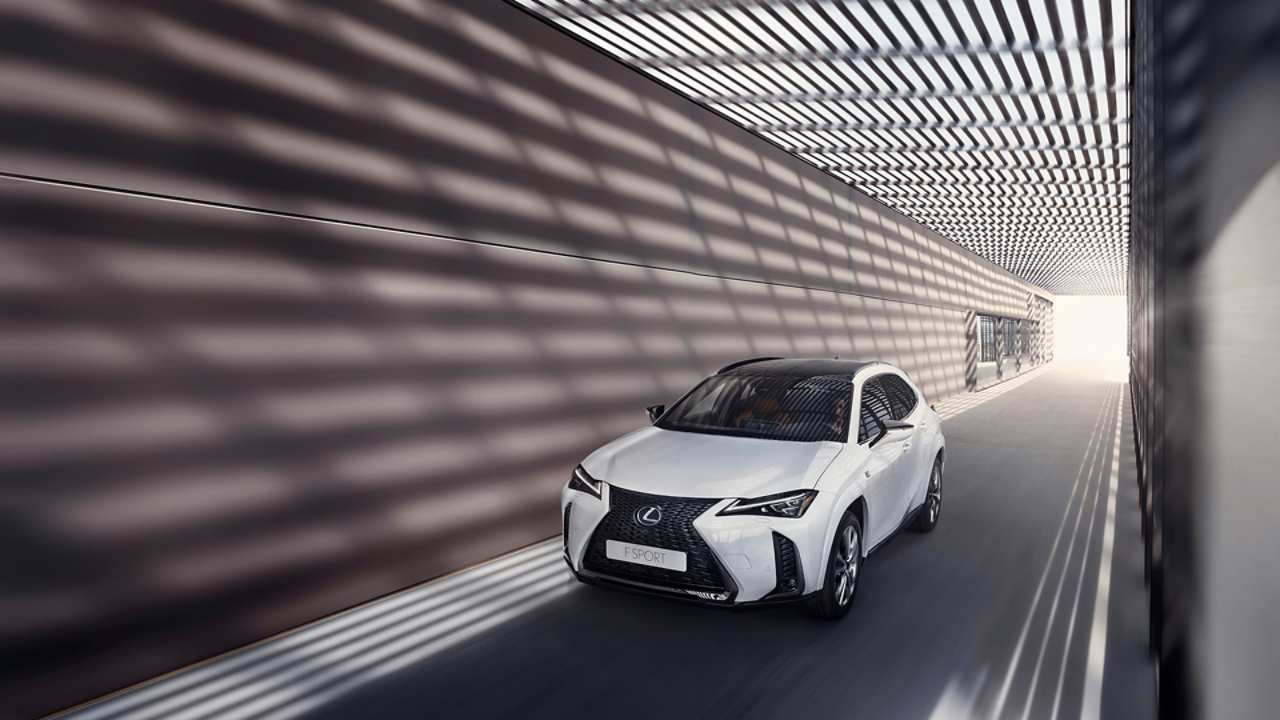 Страничен изглед отпред на Lexus UX