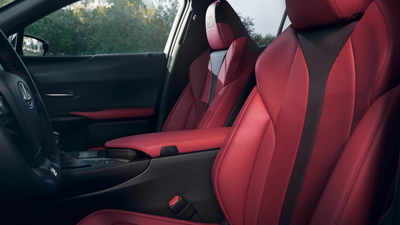 Изглед на предните седалки в Lexus UX