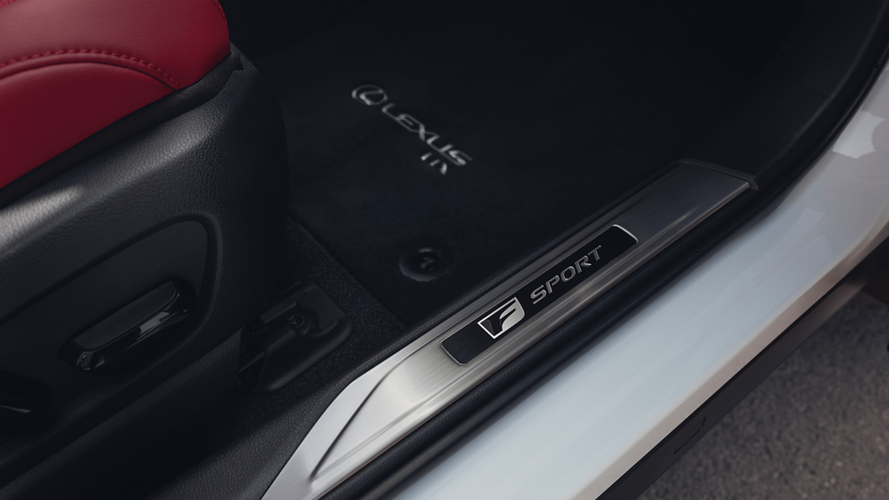 Детайли върху интериора на Lexus UX