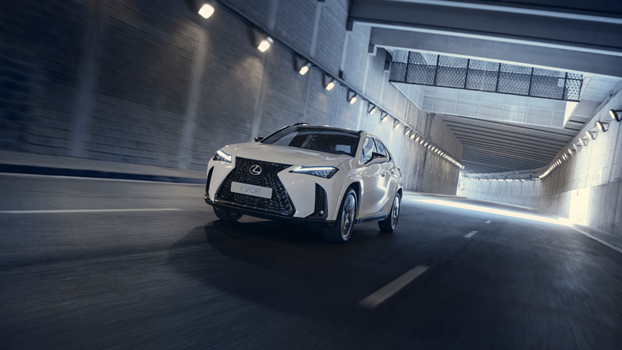 Бял Lexus UX в движение през тунел