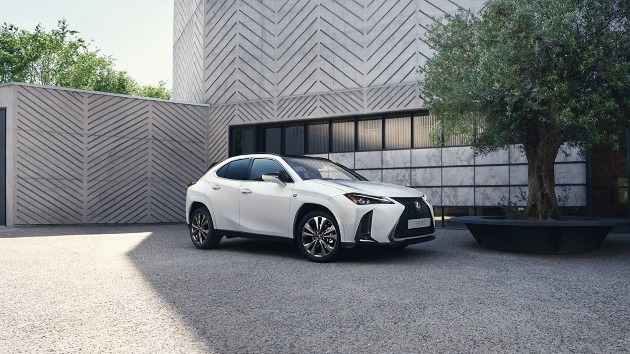  паркиран бял Lexus UX