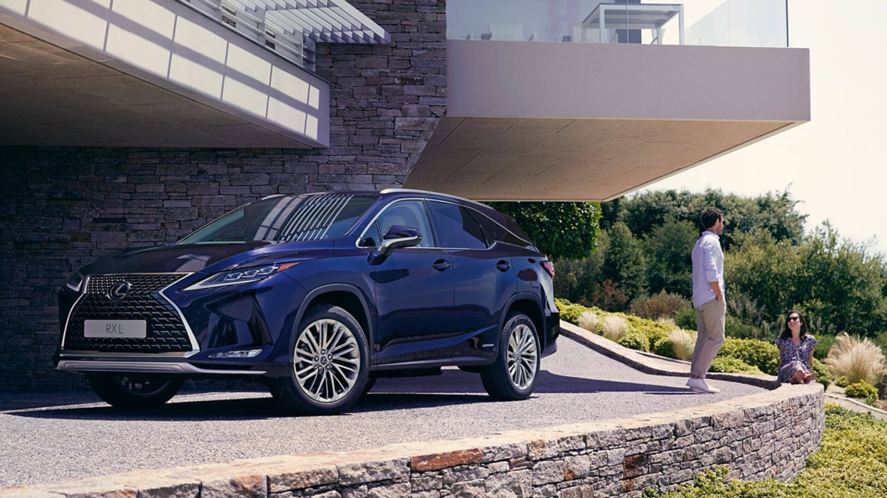 Lexus RX-L parked outside a modern house 