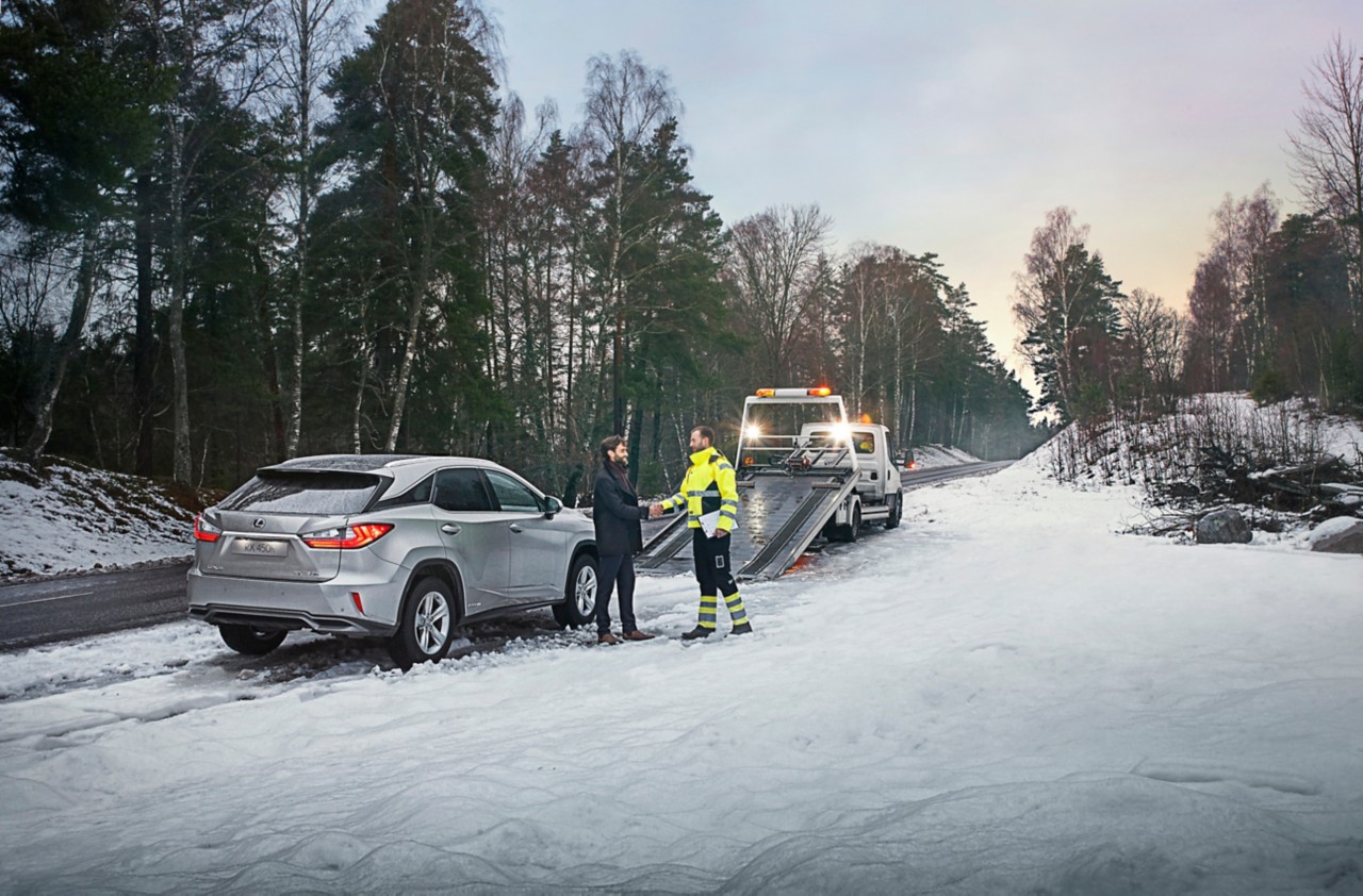 A Lexus RX 450h receiving roadside assistance