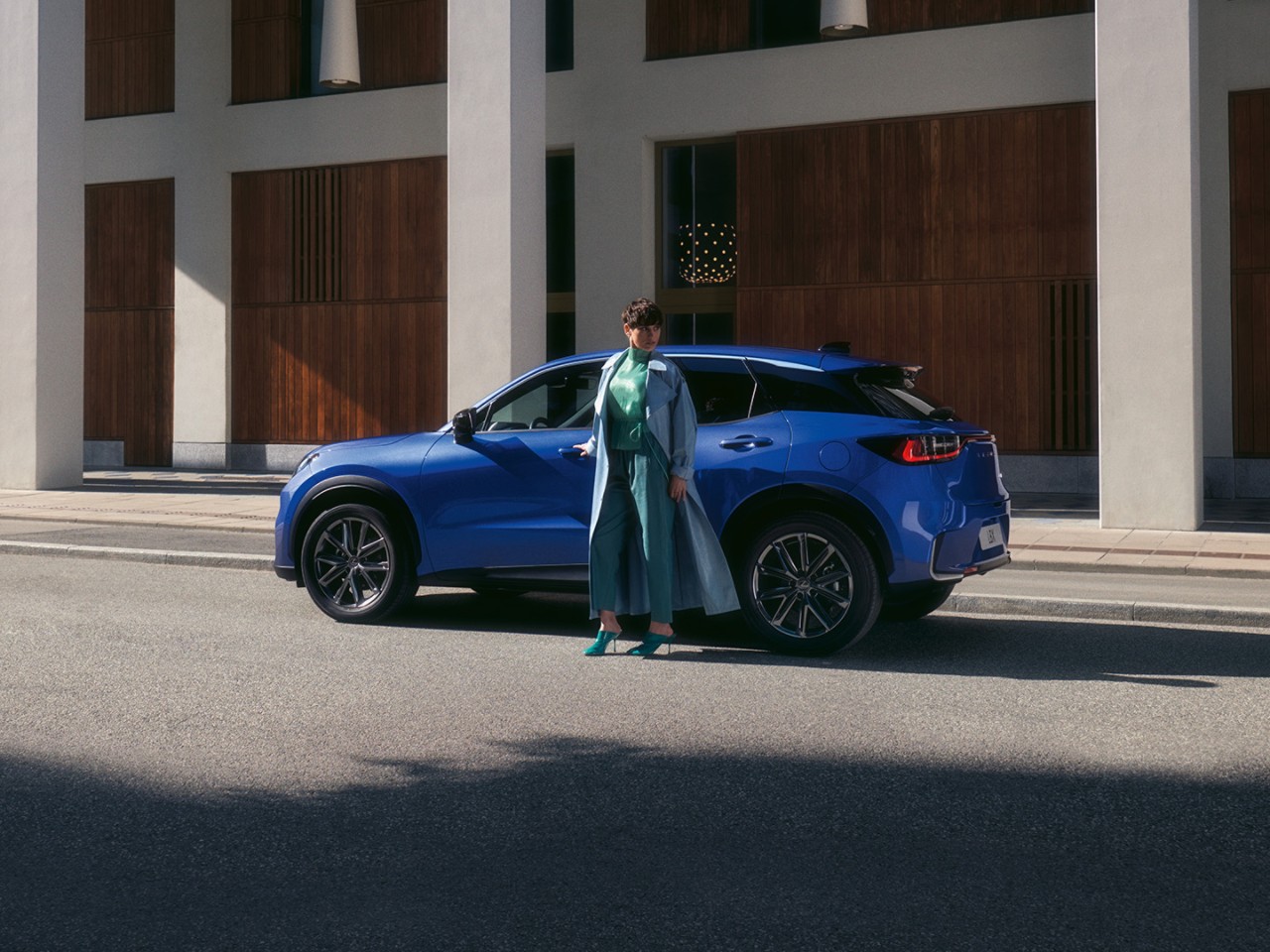 Човек, застанал до Lexus LBX